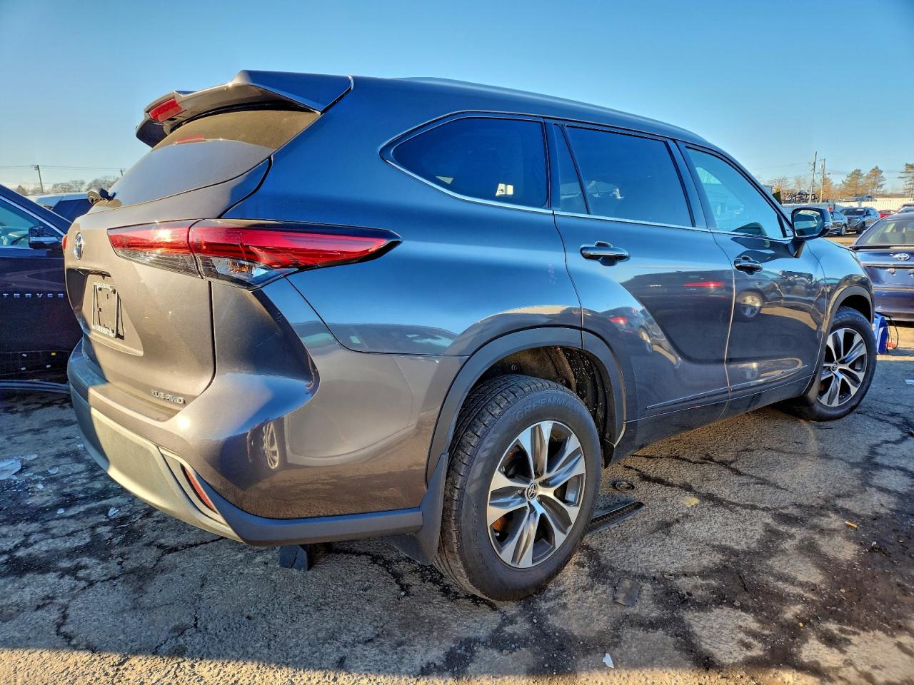2022 TOYOTA HIGHLANDER XLE photo 3