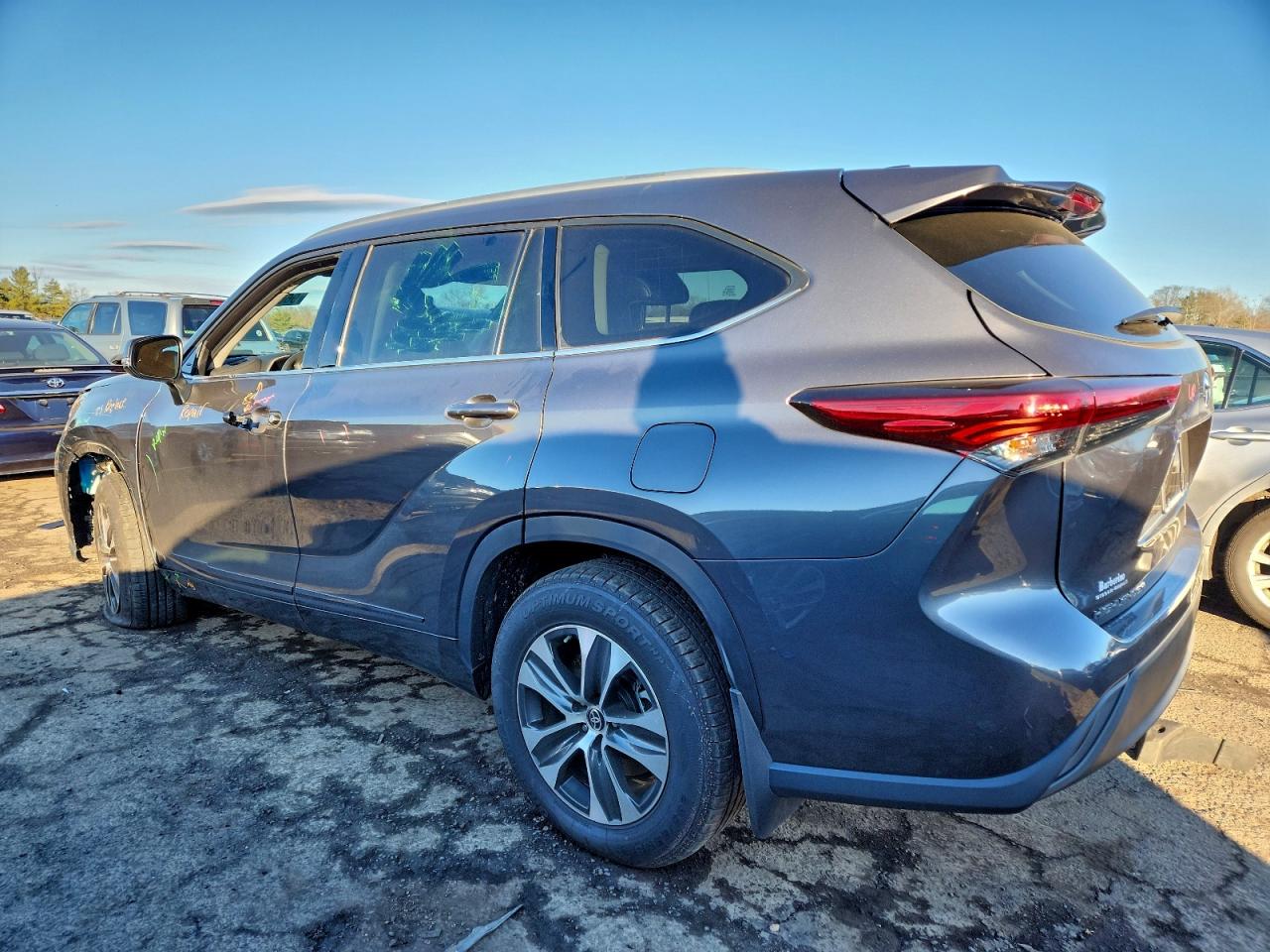 2022 TOYOTA HIGHLANDER XLE photo 2