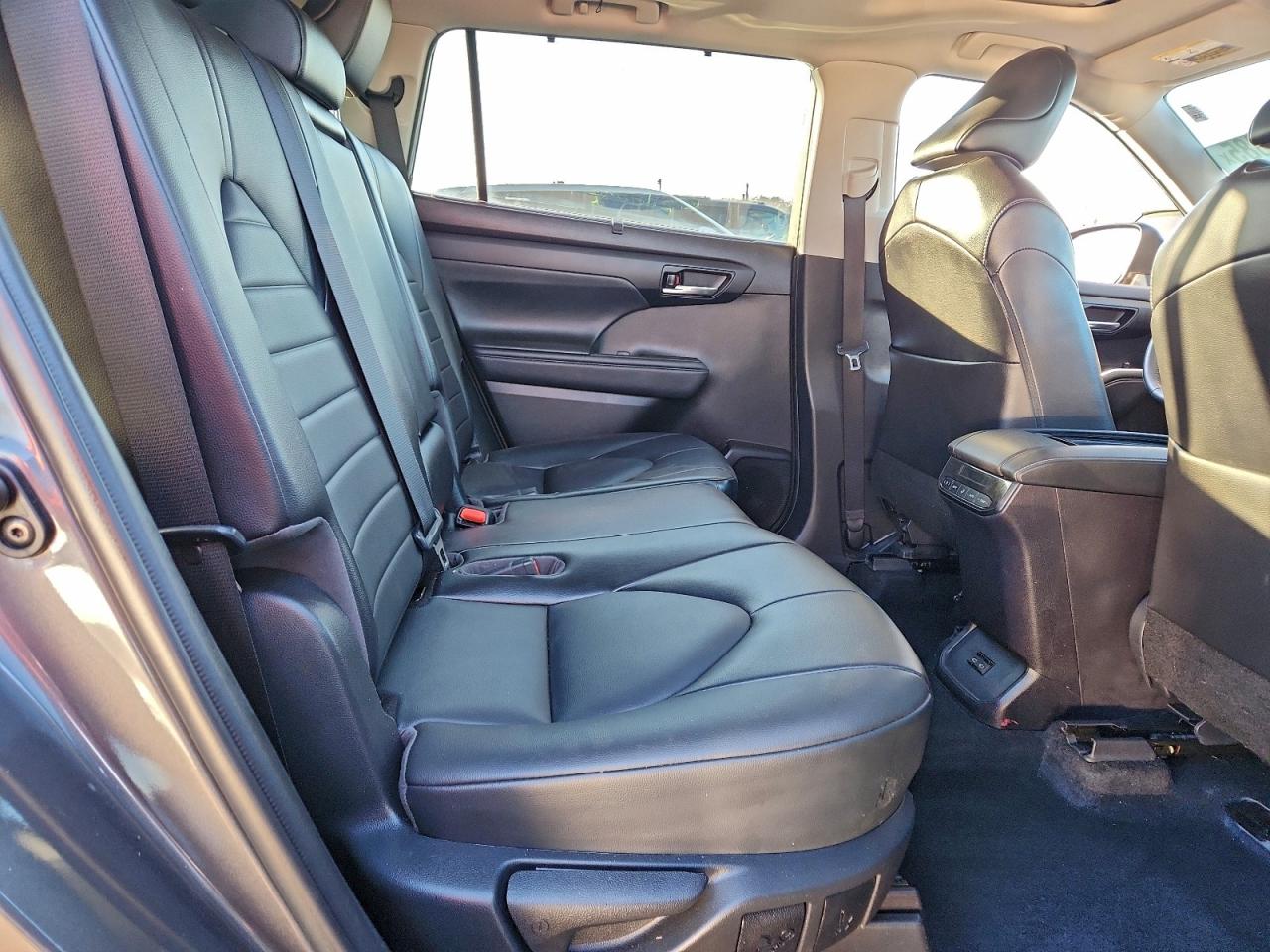 2022 TOYOTA HIGHLANDER XLE photo 11