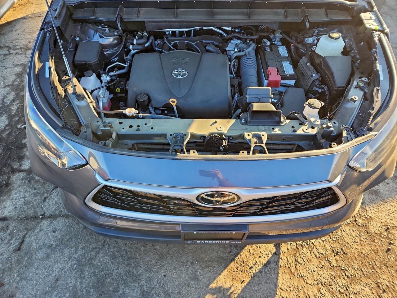 2022 TOYOTA HIGHLANDER XLE photo 12