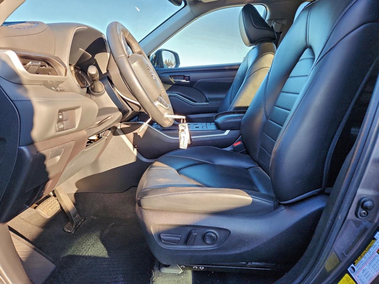 2022 TOYOTA HIGHLANDER XLE photo 7