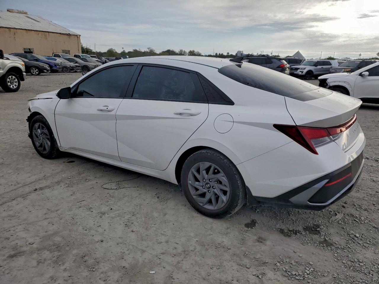 2024 HYUNDAI ELANTRA SEL photo 2