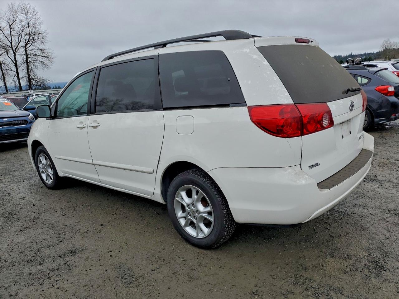 2006 TOYOTA SIENNA LE photo 2