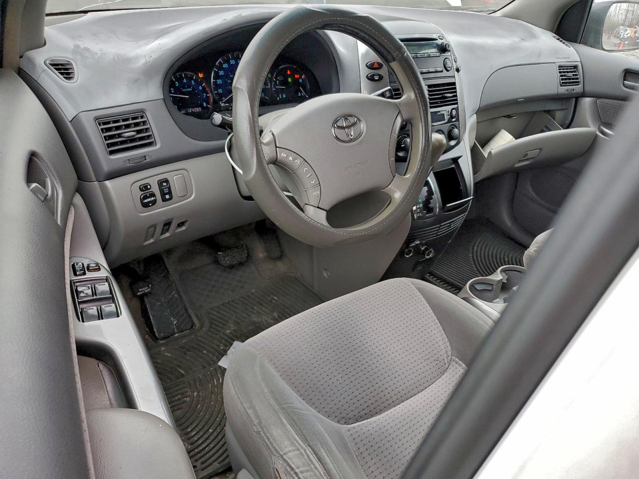 2006 TOYOTA SIENNA LE photo 8