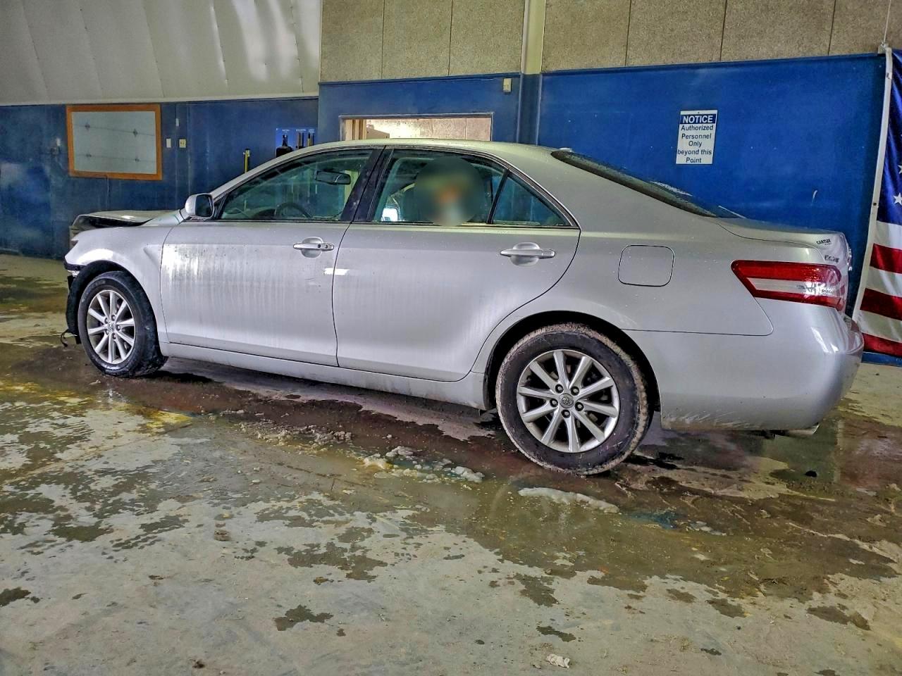2011 TOYOTA CAMRY SE photo 2