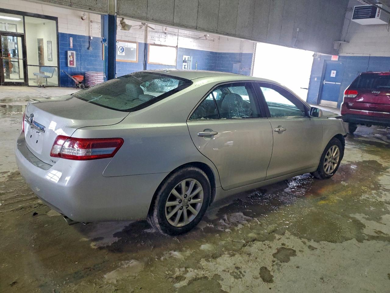 2011 TOYOTA CAMRY SE photo 3