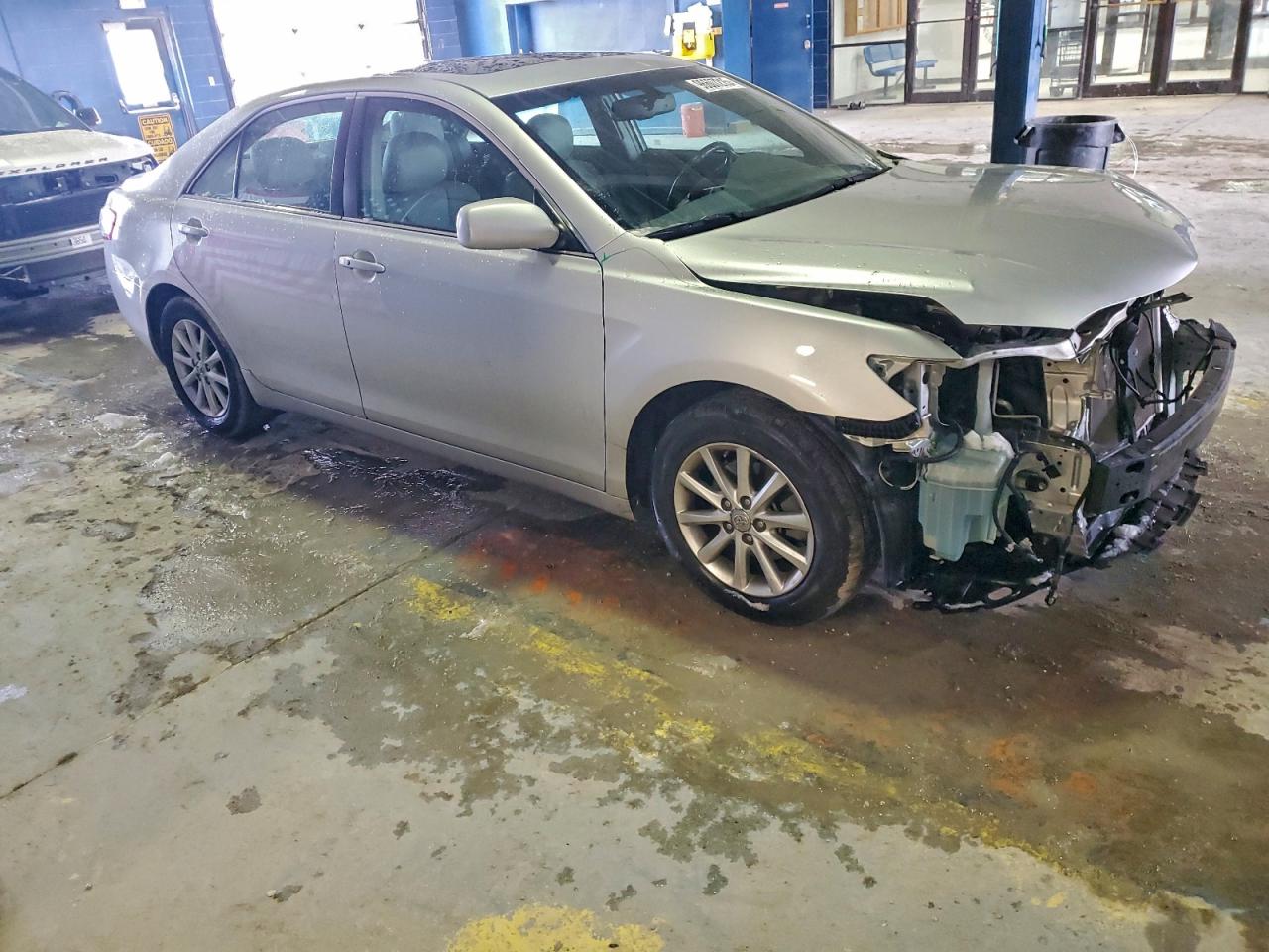 2011 TOYOTA CAMRY SE photo 4