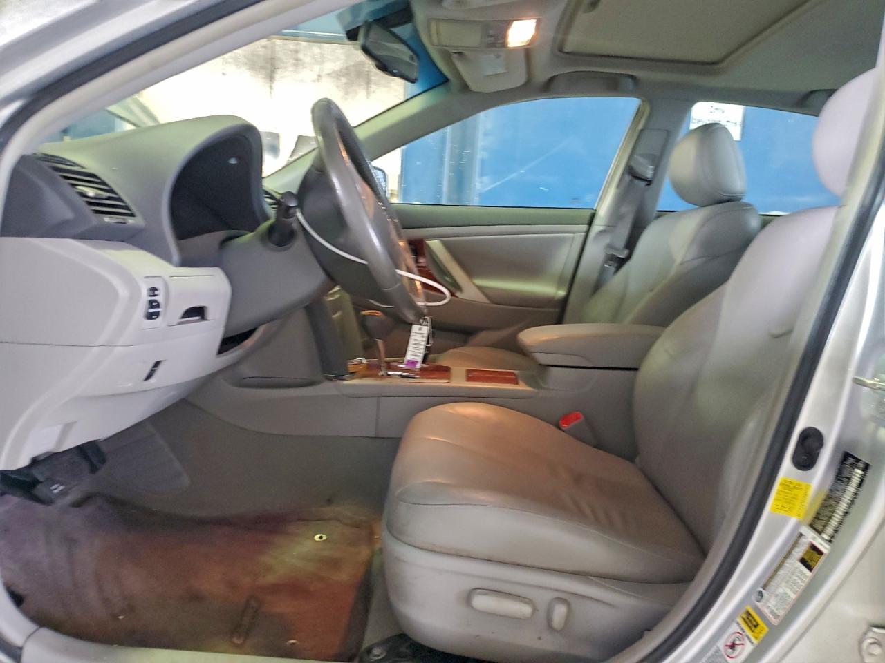 2011 TOYOTA CAMRY SE photo 7