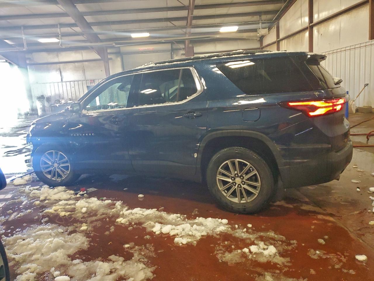 2023 CHEVROLET TRAVERSE LT photo 2
