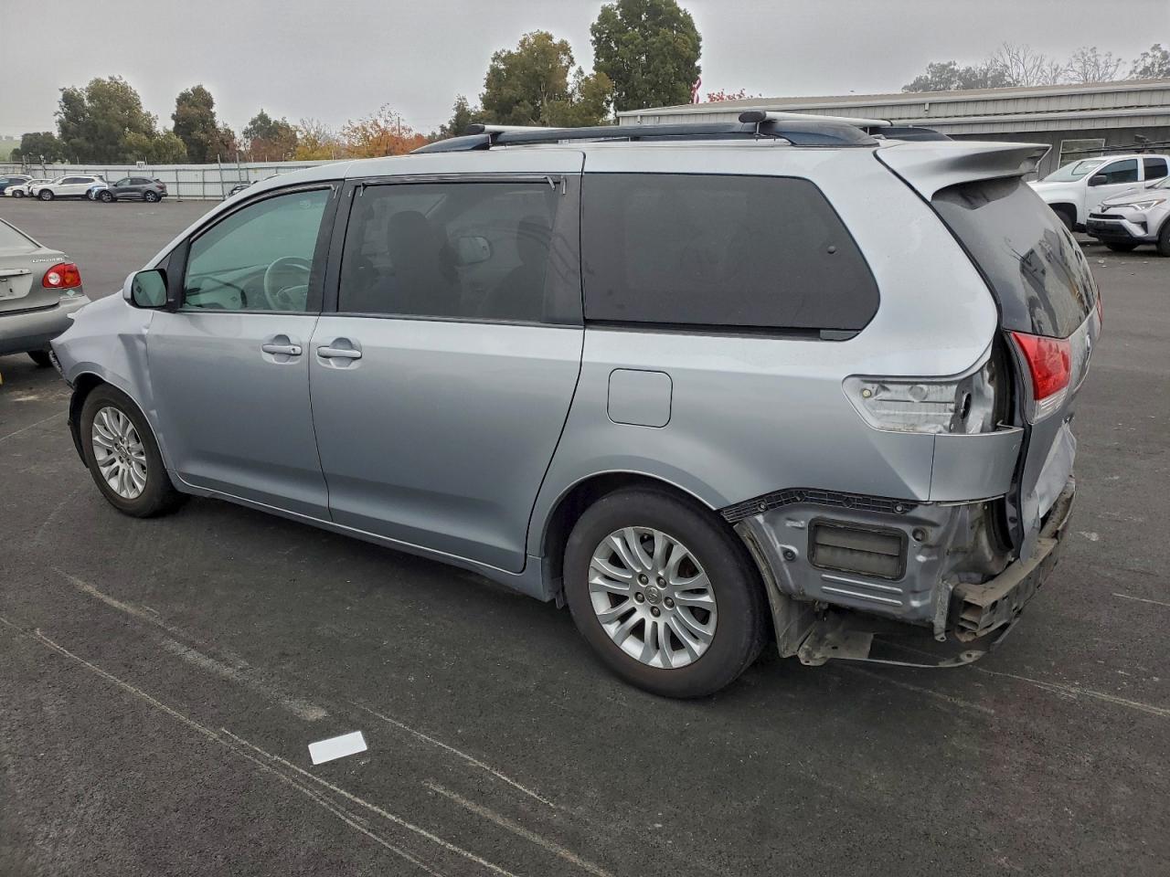 2014 TOYOTA SIENNA XLE photo 2