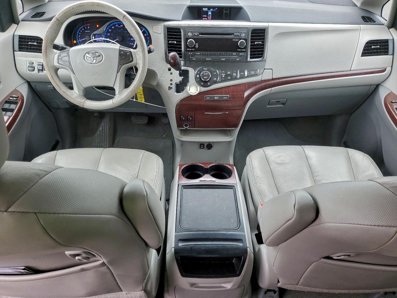 2014 TOYOTA SIENNA XLE photo 8