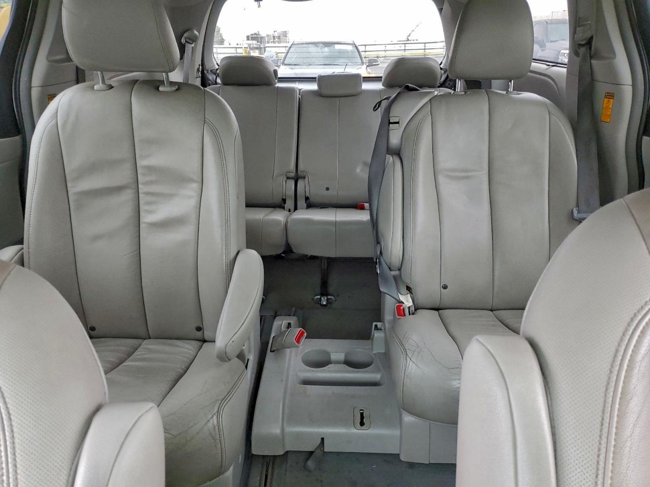 2014 TOYOTA SIENNA XLE photo 10