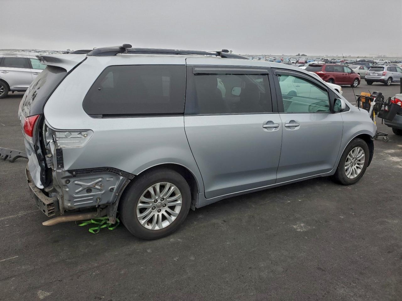 2014 TOYOTA SIENNA XLE photo 3