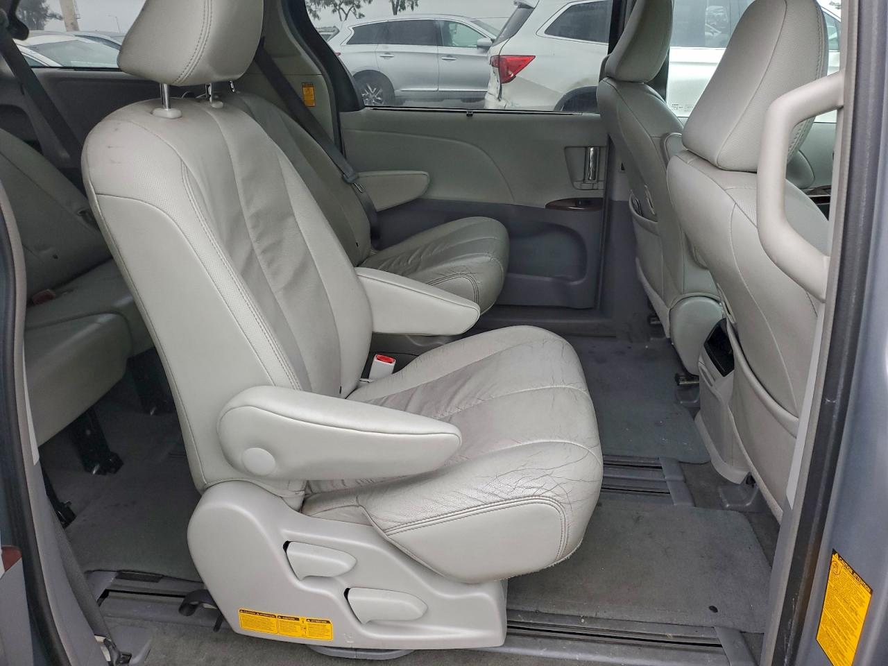 2014 TOYOTA SIENNA XLE photo 11