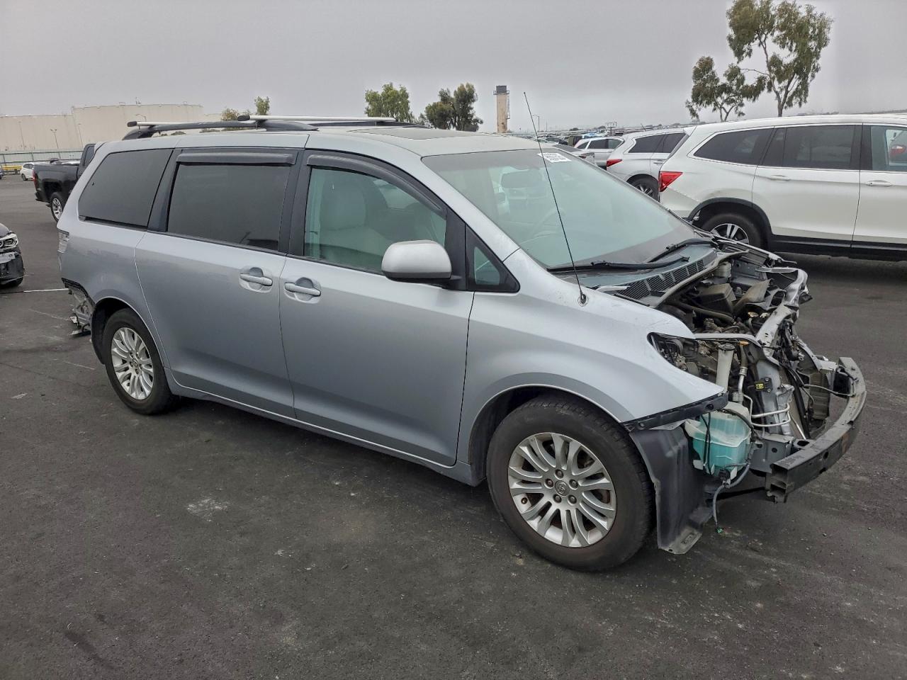 2014 TOYOTA SIENNA XLE photo 4