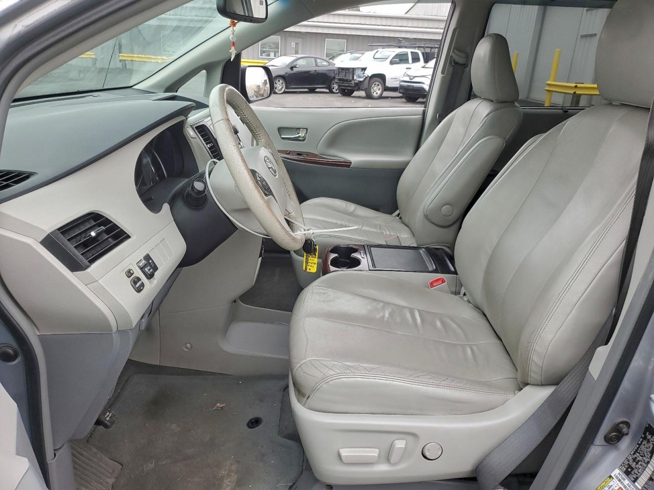 2014 TOYOTA SIENNA XLE photo 7