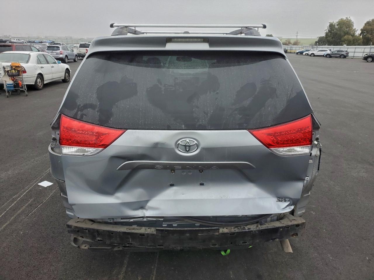 2014 TOYOTA SIENNA XLE photo 6