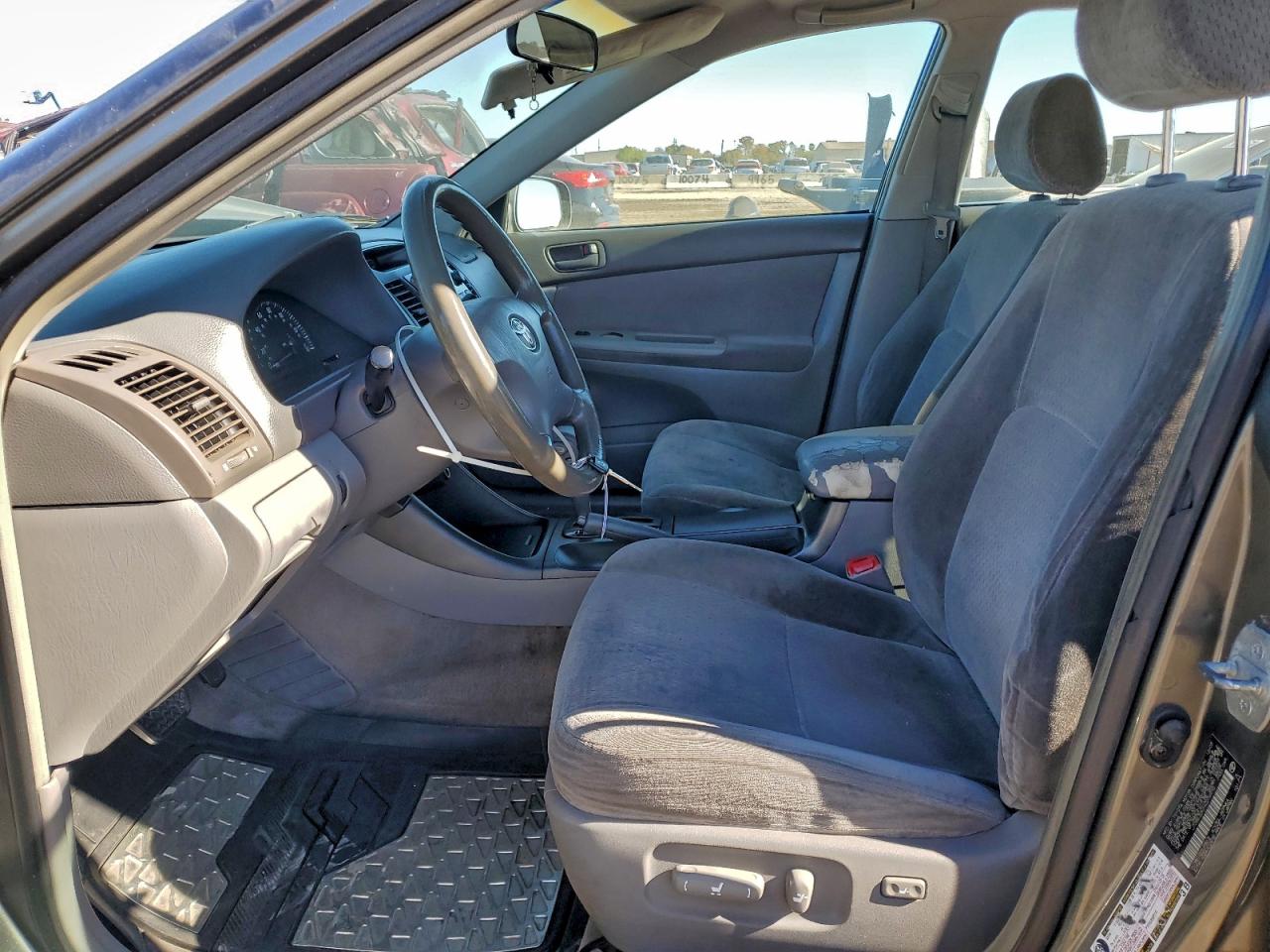 2004 TOYOTA CAMRY LE photo 7