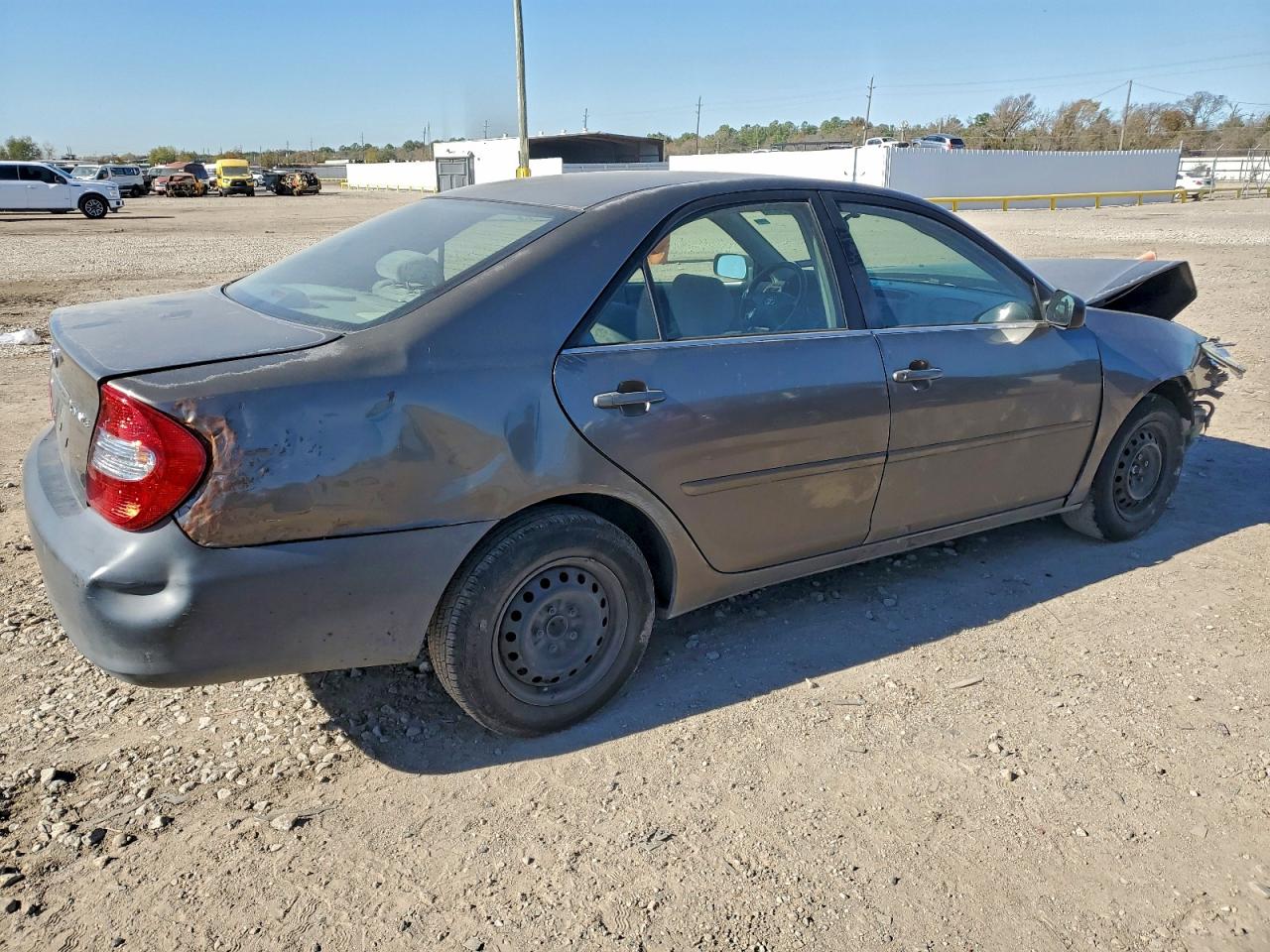 2004 TOYOTA CAMRY LE photo 3
