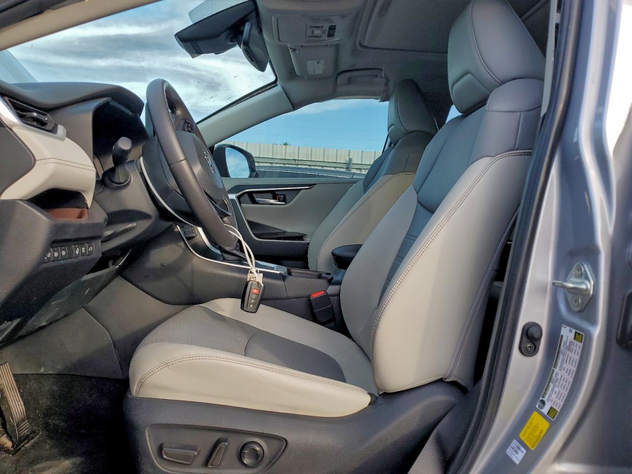 2024 TOYOTA RAV4 LIMITED photo 13