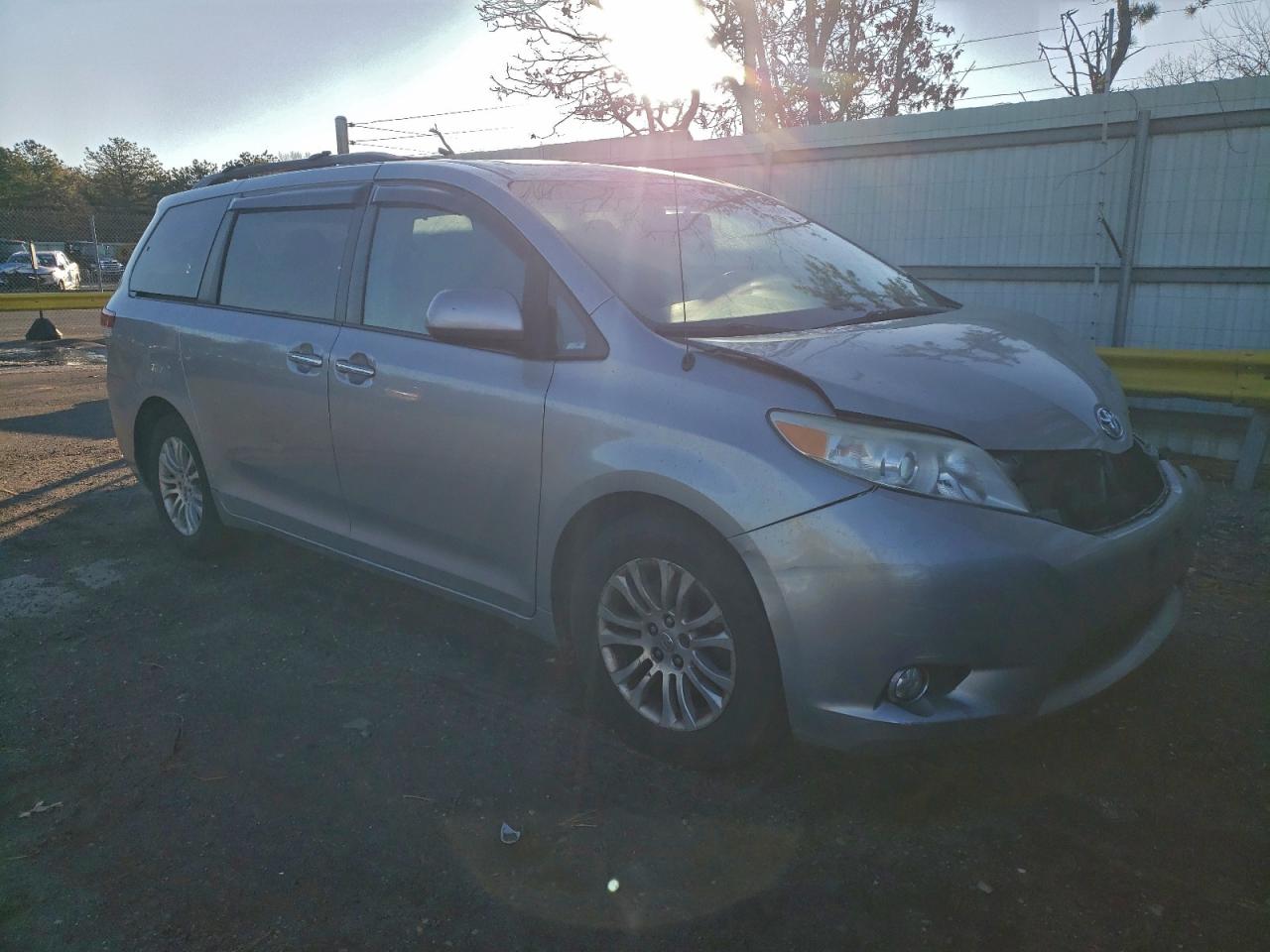 2014 TOYOTA SIENNA XLE photo 4