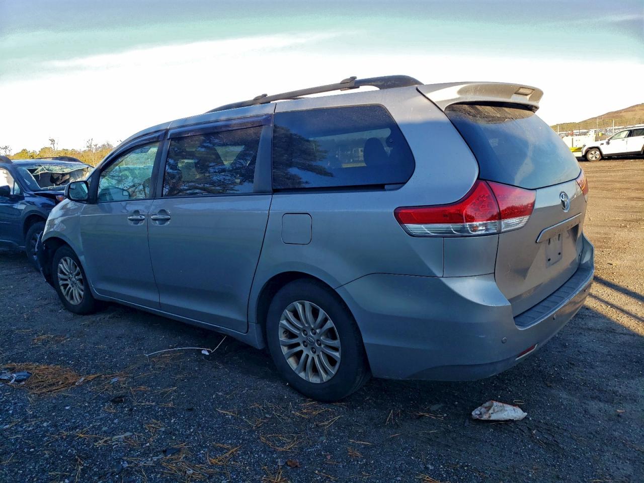2014 TOYOTA SIENNA XLE photo 2