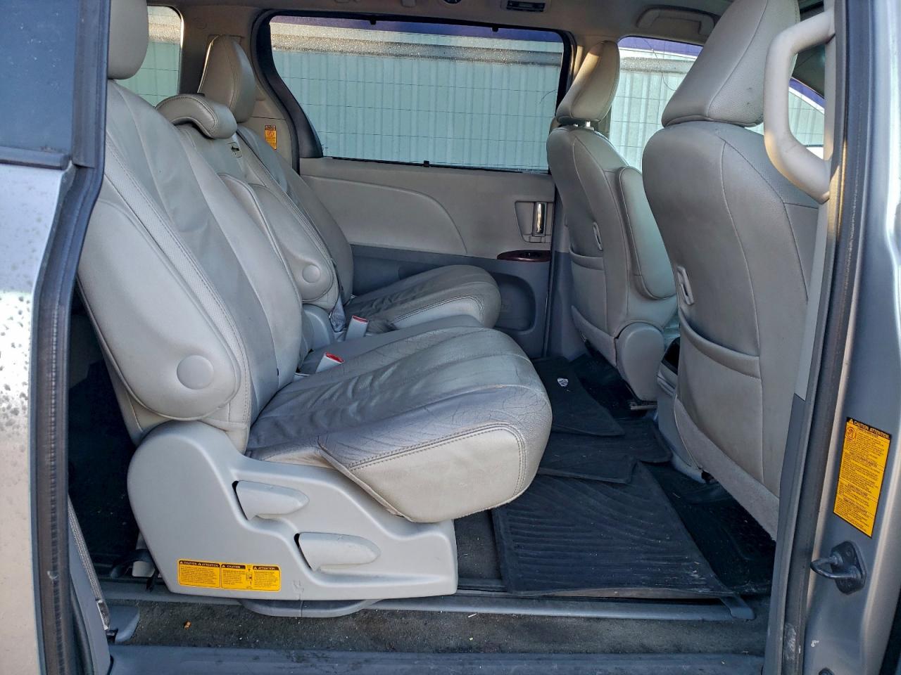 2014 TOYOTA SIENNA XLE photo 11