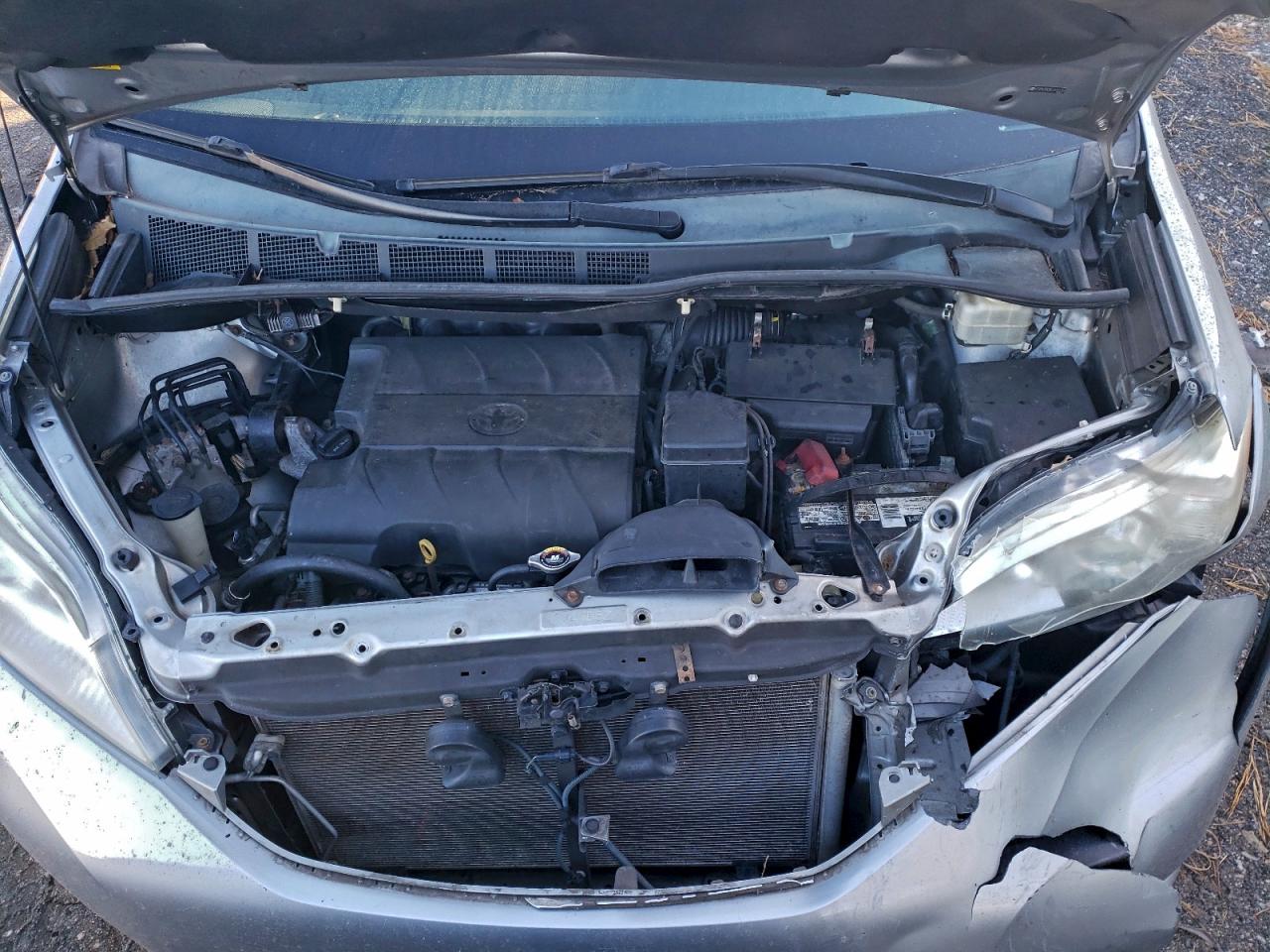2014 TOYOTA SIENNA XLE photo 12