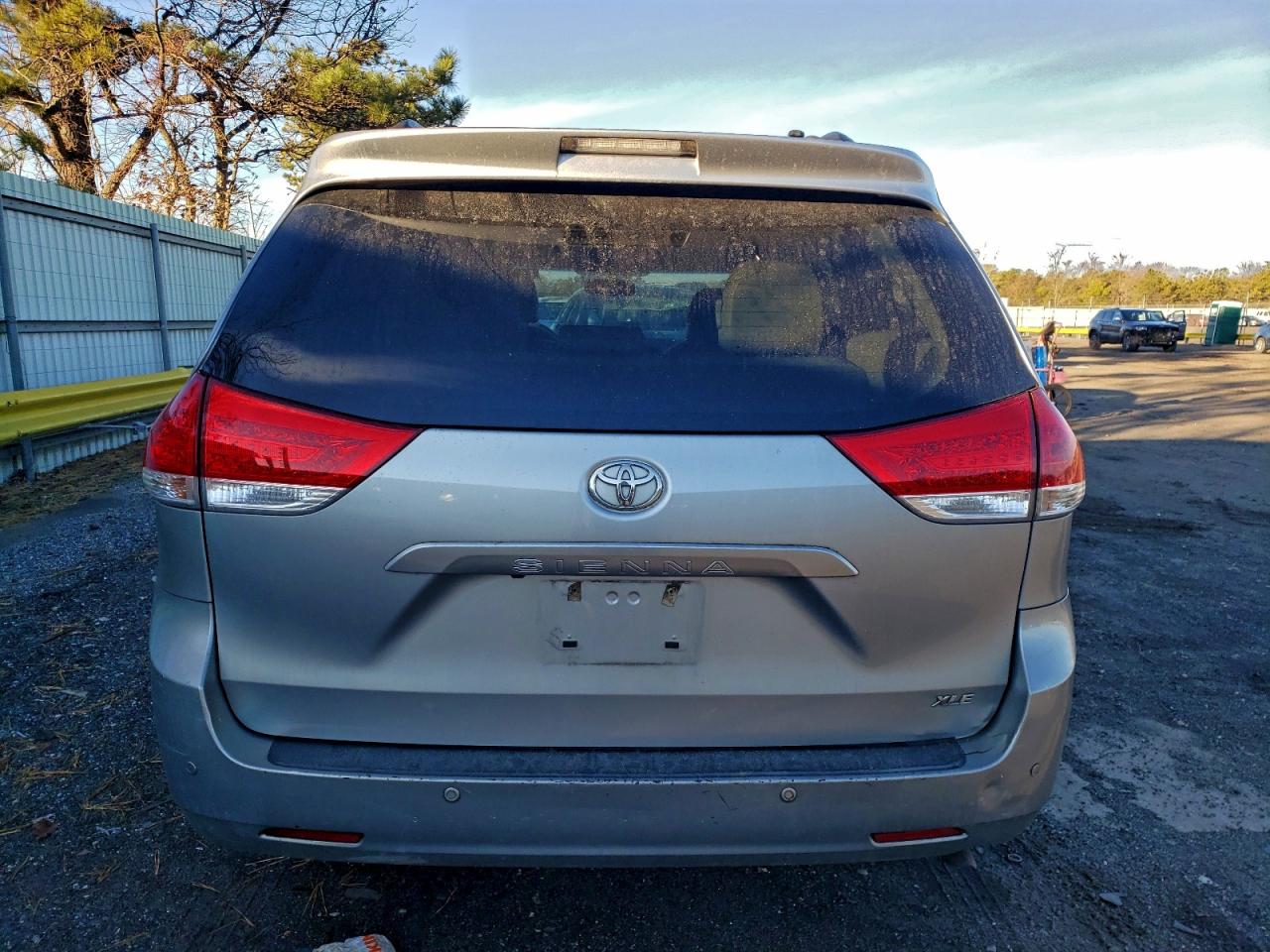 2014 TOYOTA SIENNA XLE photo 6