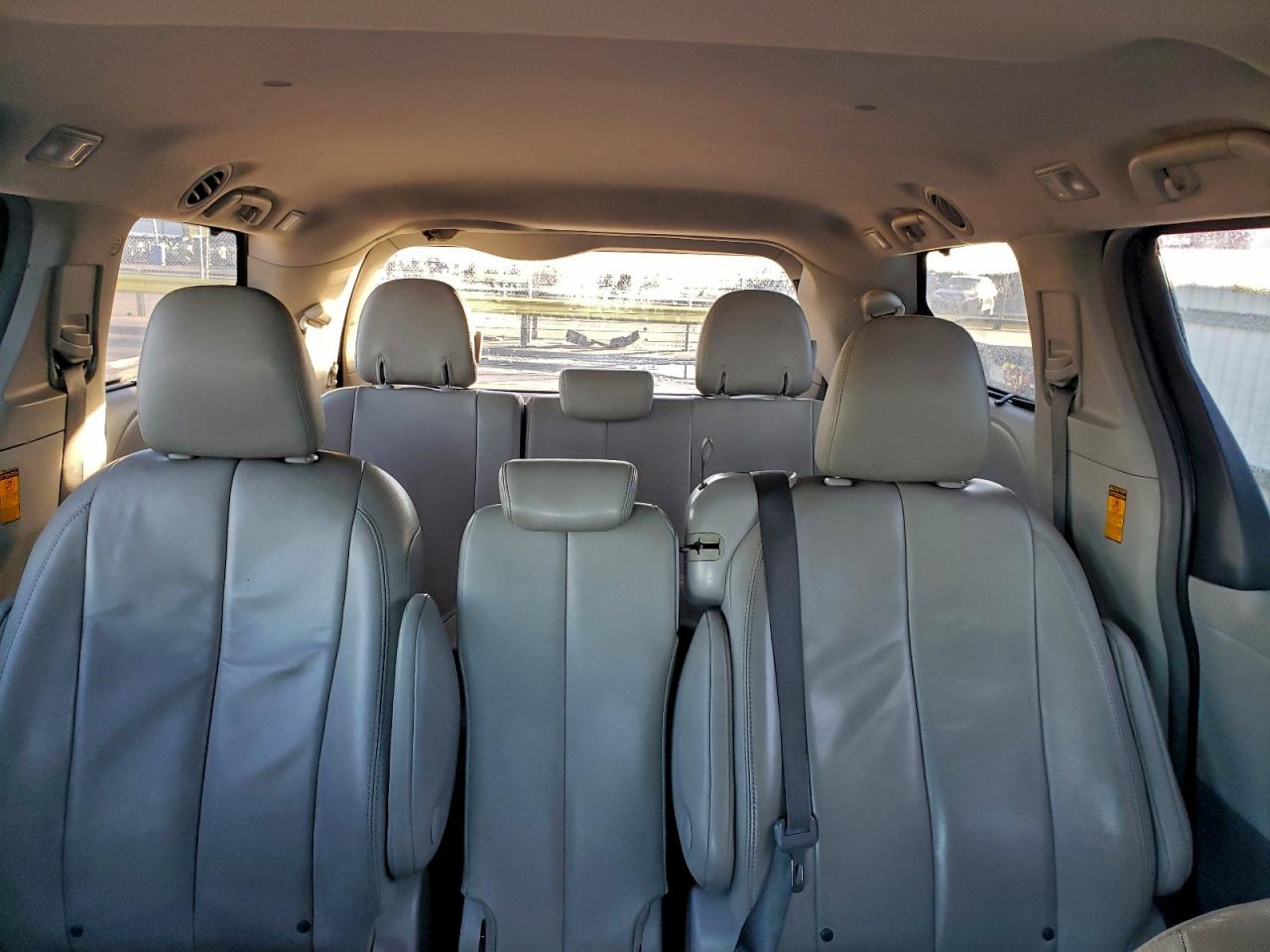 2014 TOYOTA SIENNA XLE photo 10