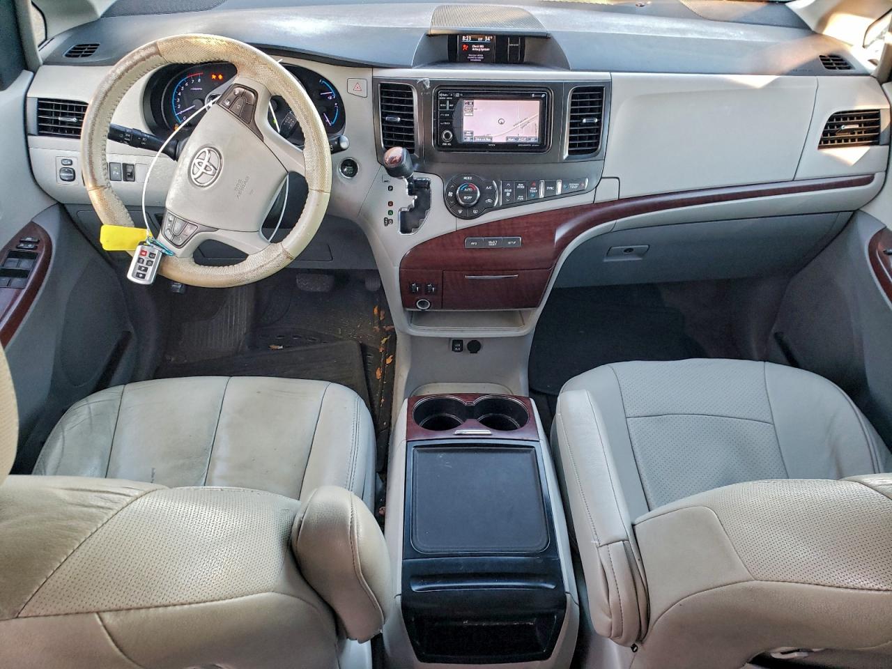2014 TOYOTA SIENNA XLE photo 8