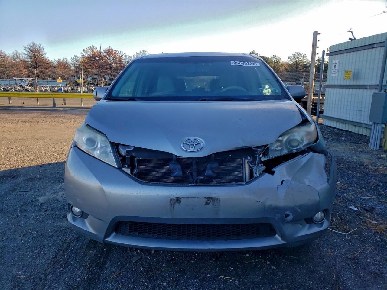 2014 TOYOTA SIENNA XLE photo 5