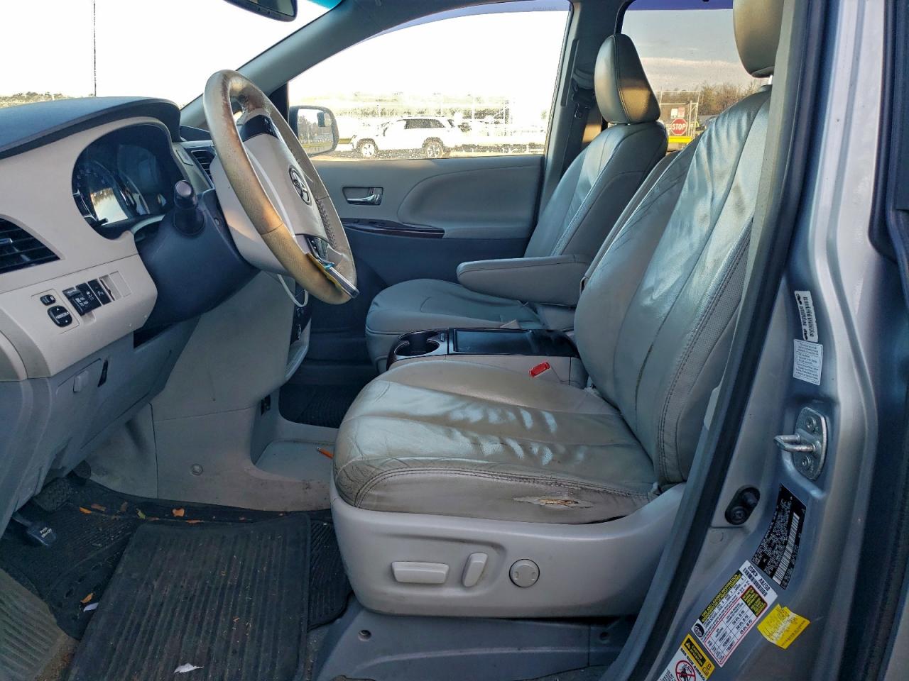 2014 TOYOTA SIENNA XLE photo 7