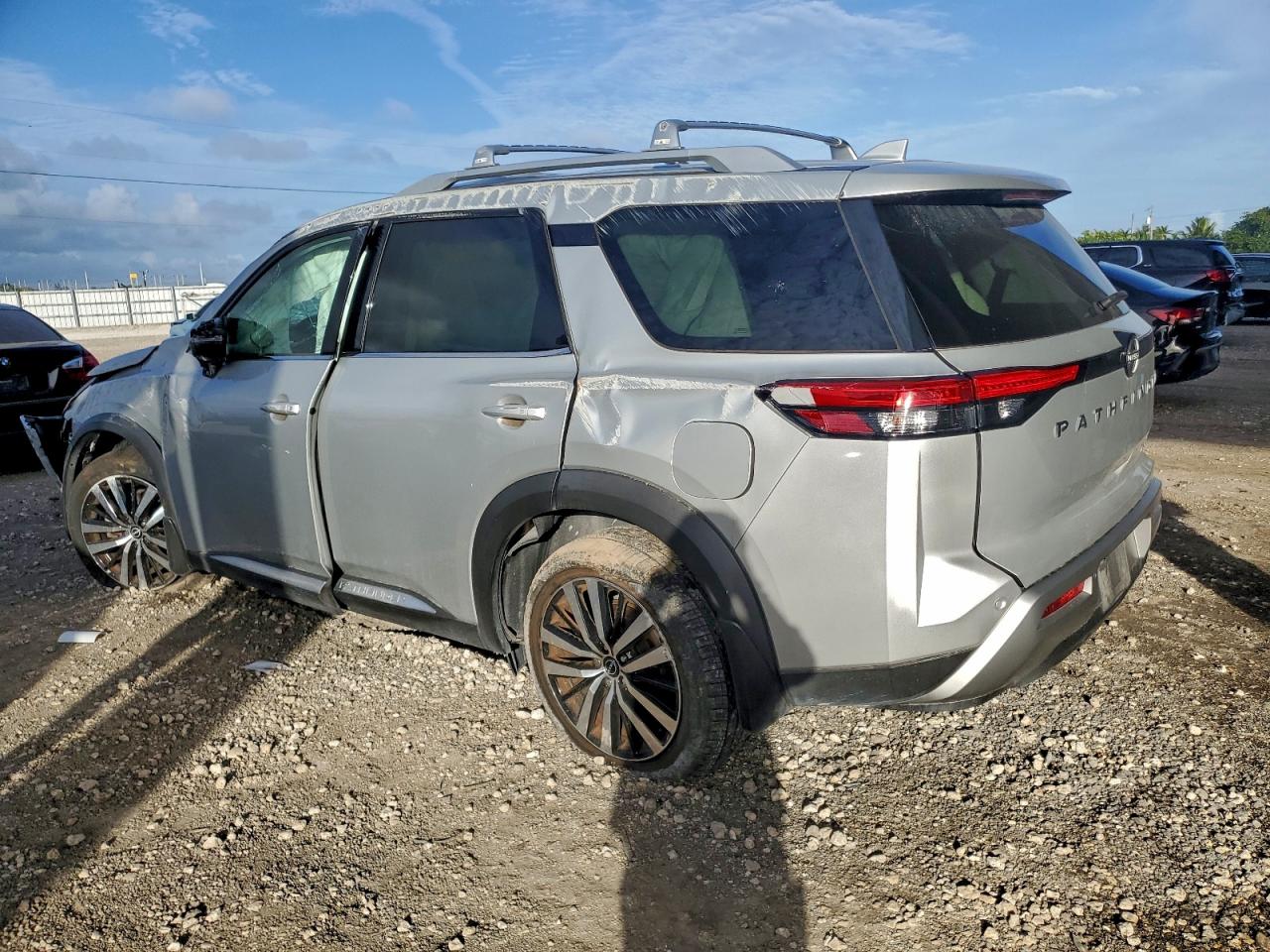 2023 NISSAN PATHFINDER PLATINUM photo 2