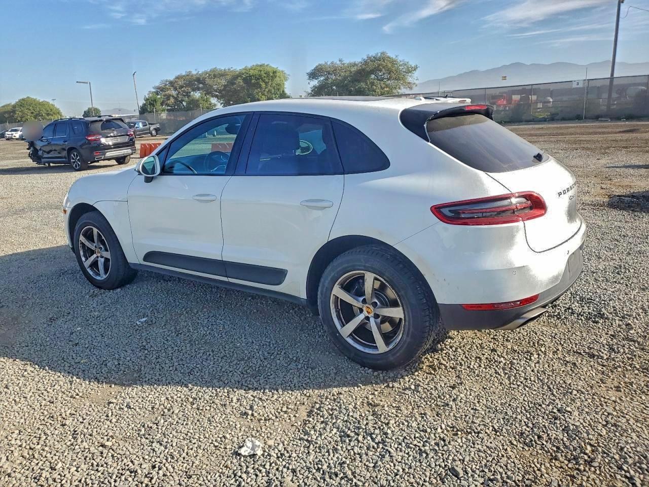 2017 PORSCHE MACAN photo 2