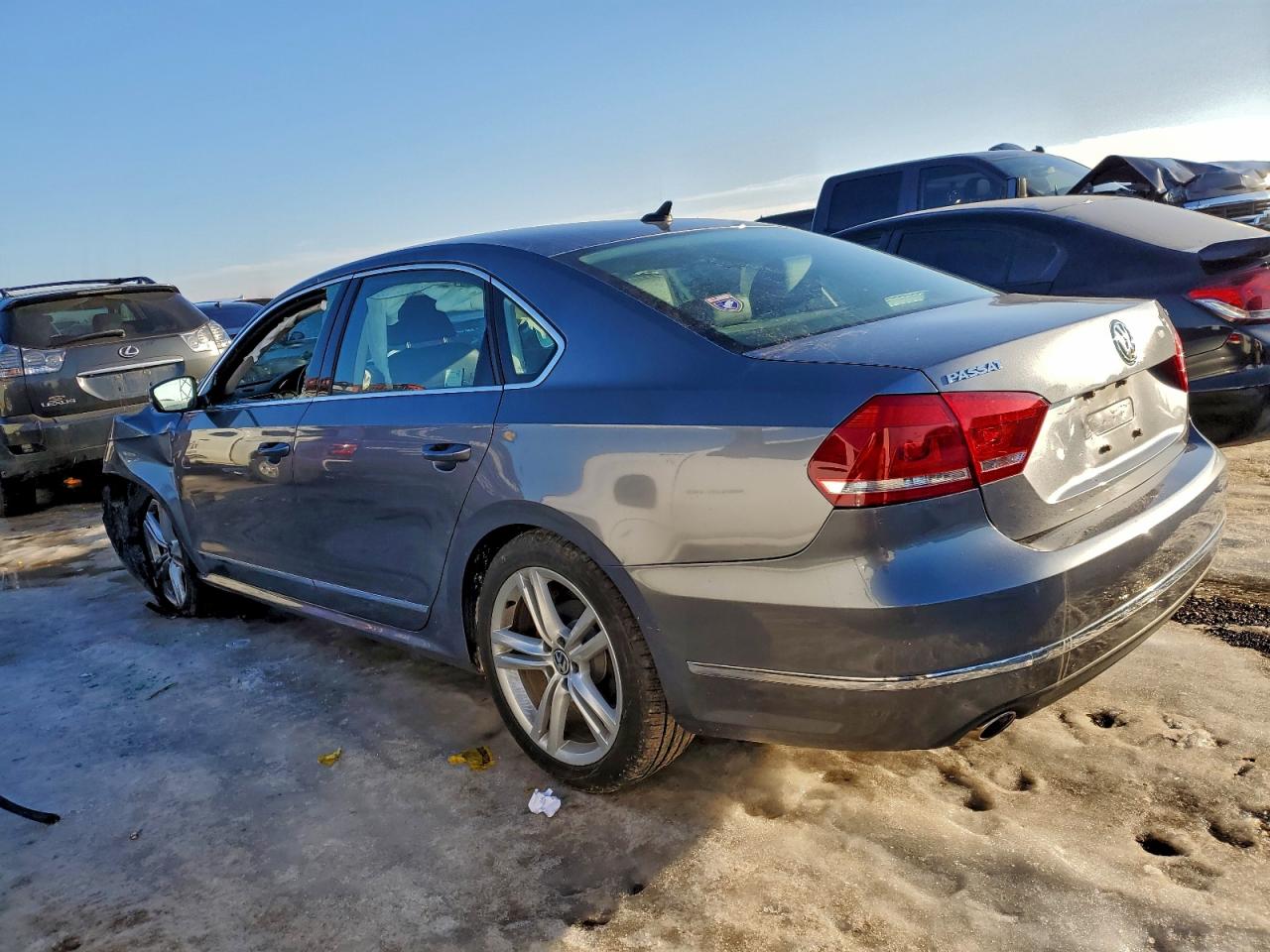 2015 VOLKSWAGEN PASSAT SEL photo 2