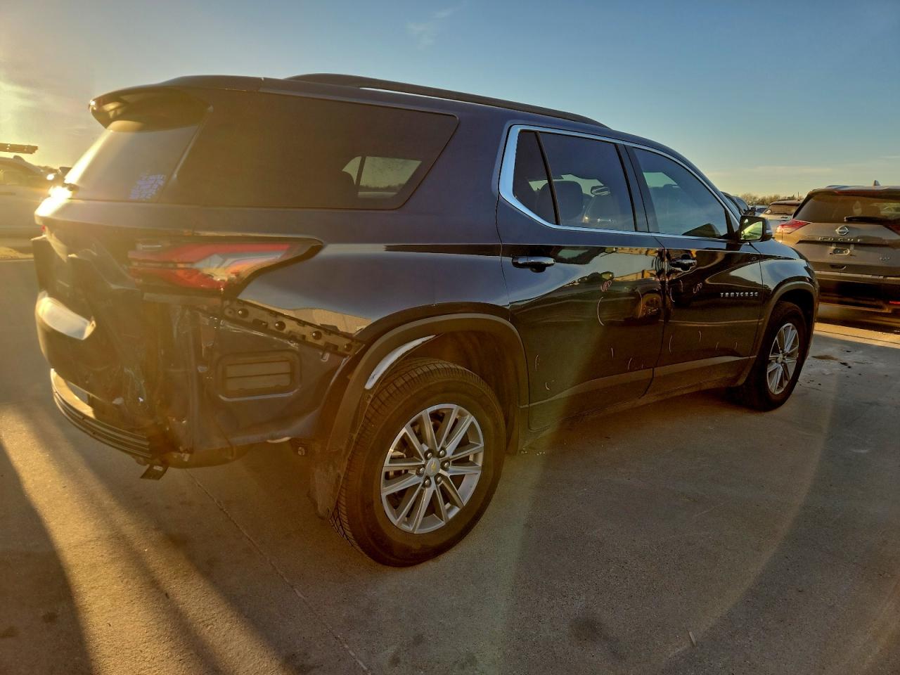 2023 CHEVROLET TRAVERSE LT photo 3