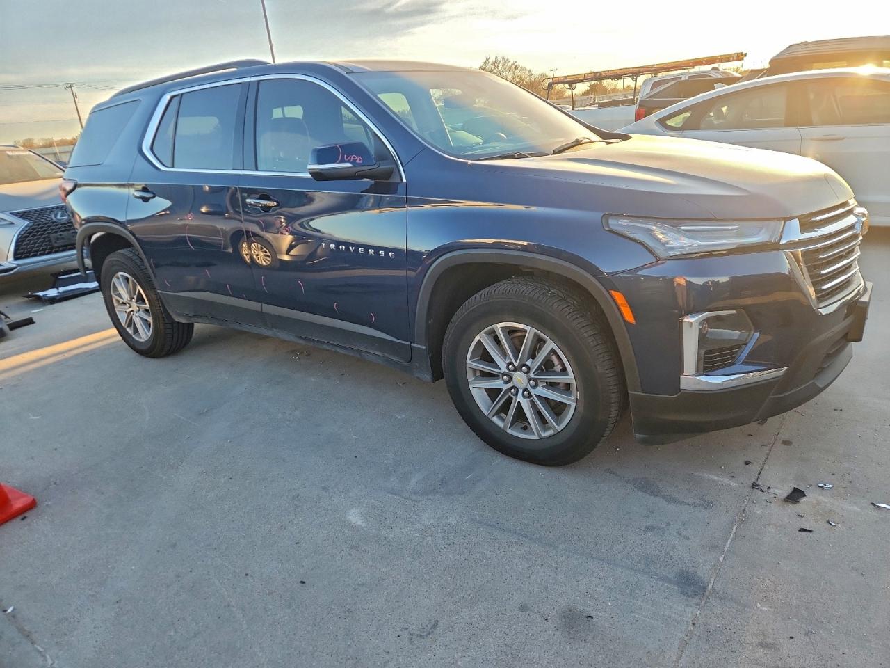 2023 CHEVROLET TRAVERSE LT photo 4