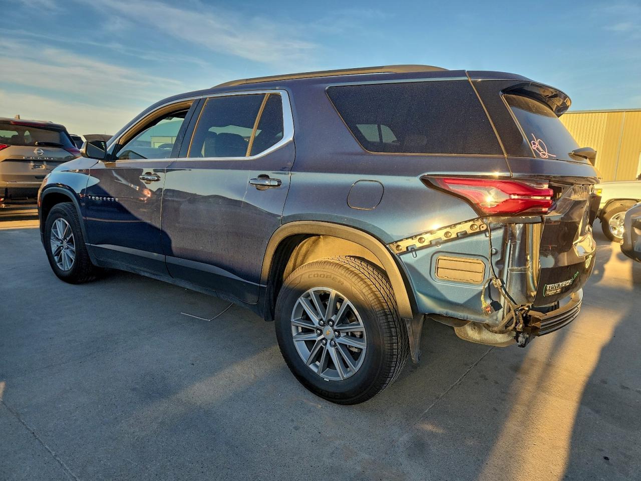 2023 CHEVROLET TRAVERSE LT photo 2