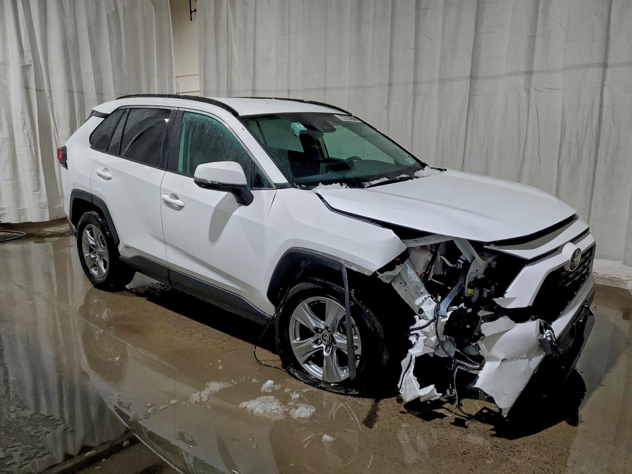 2025 TOYOTA RAV4 XLE photo 4
