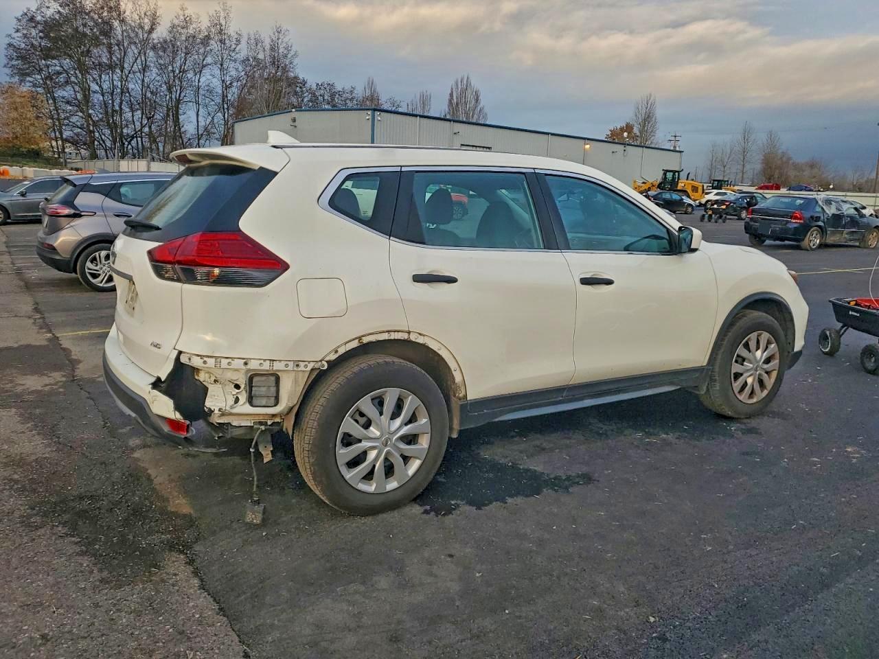 2017 NISSAN ROGUE SV photo 3