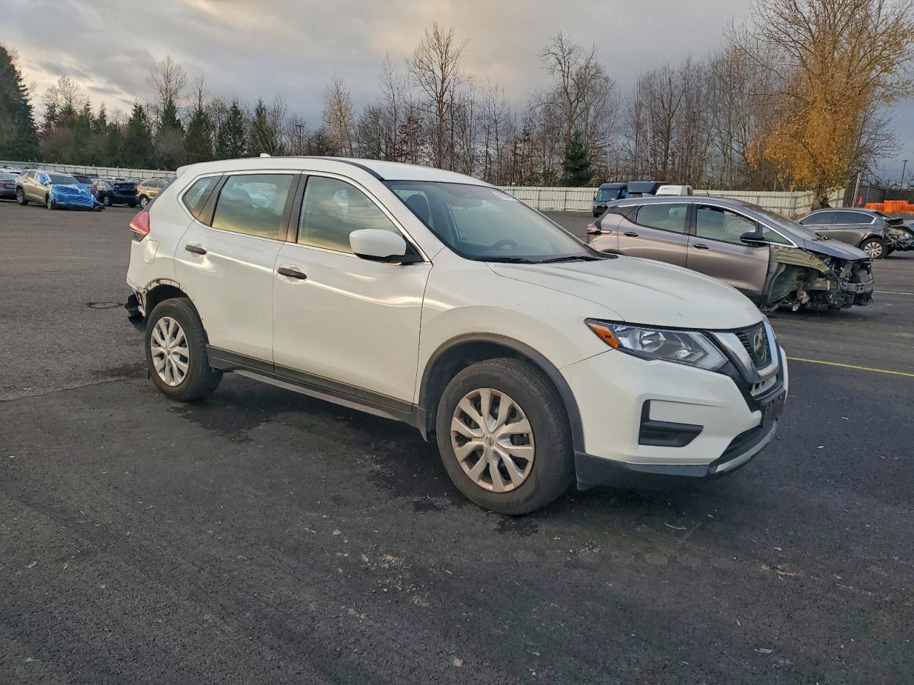 2017 NISSAN ROGUE SV photo 4