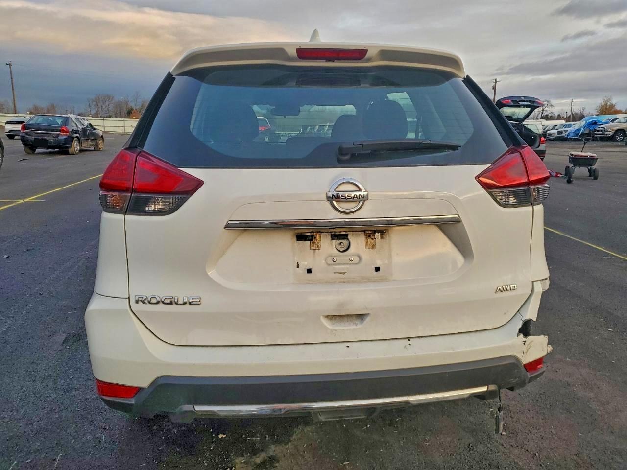 2017 NISSAN ROGUE SV photo 6