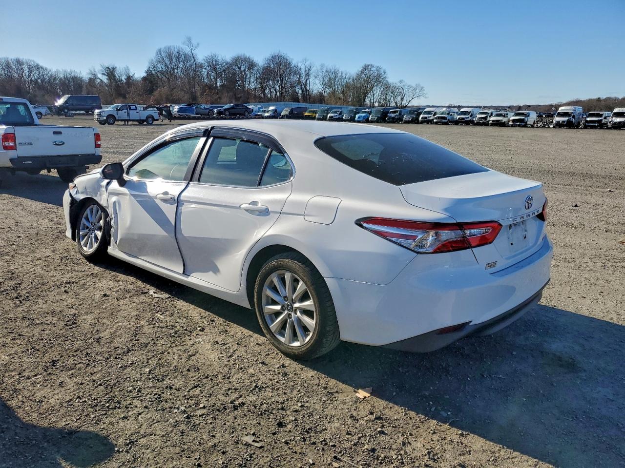 2018 TOYOTA CAMRY LE photo 2