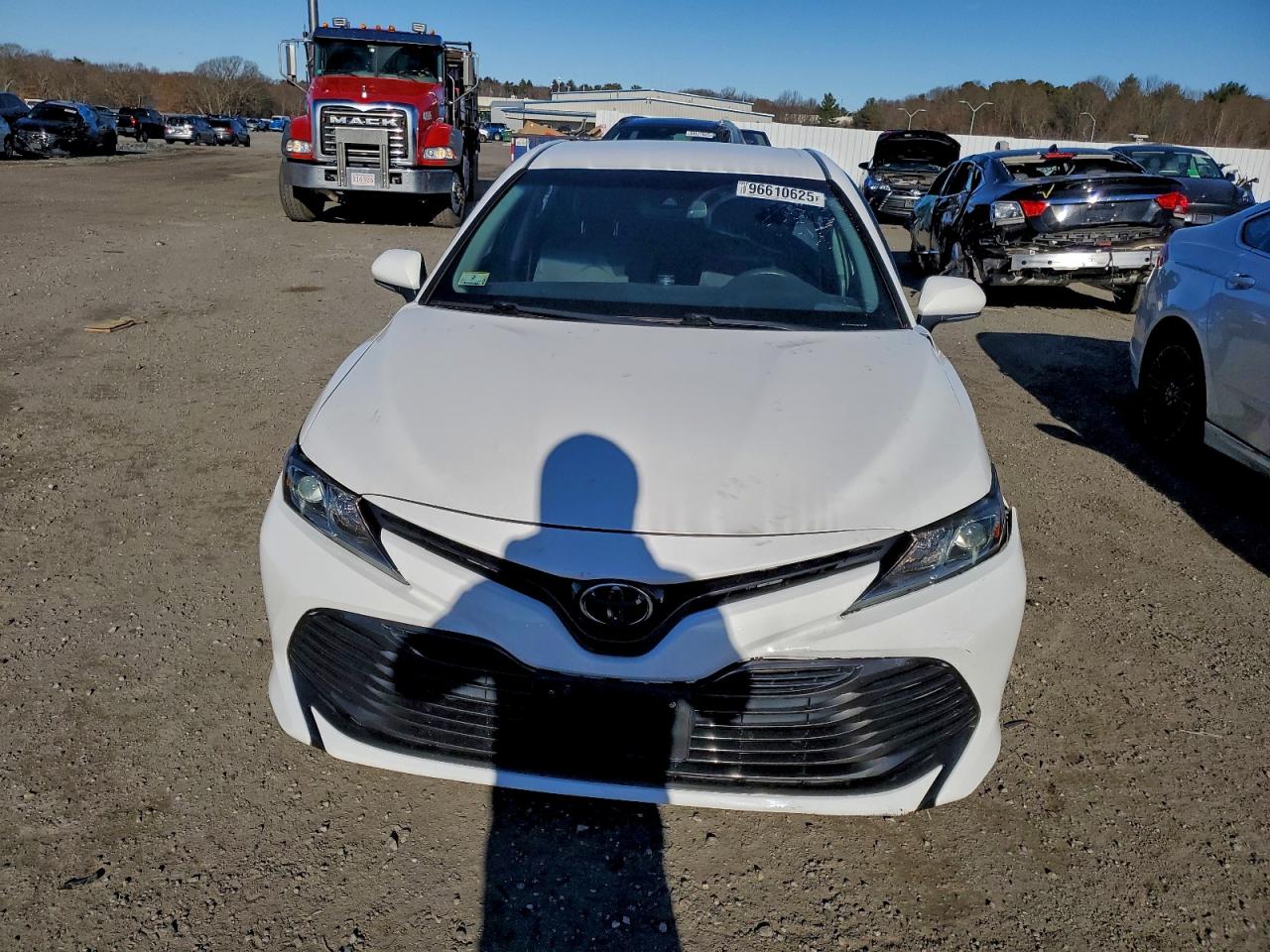 2018 TOYOTA CAMRY LE photo 5
