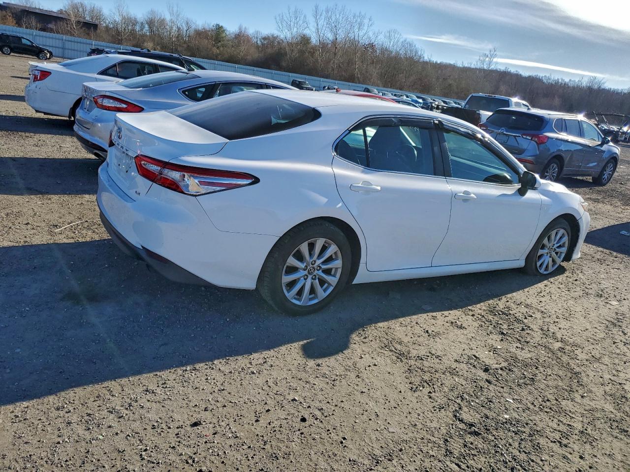 2018 TOYOTA CAMRY LE photo 3