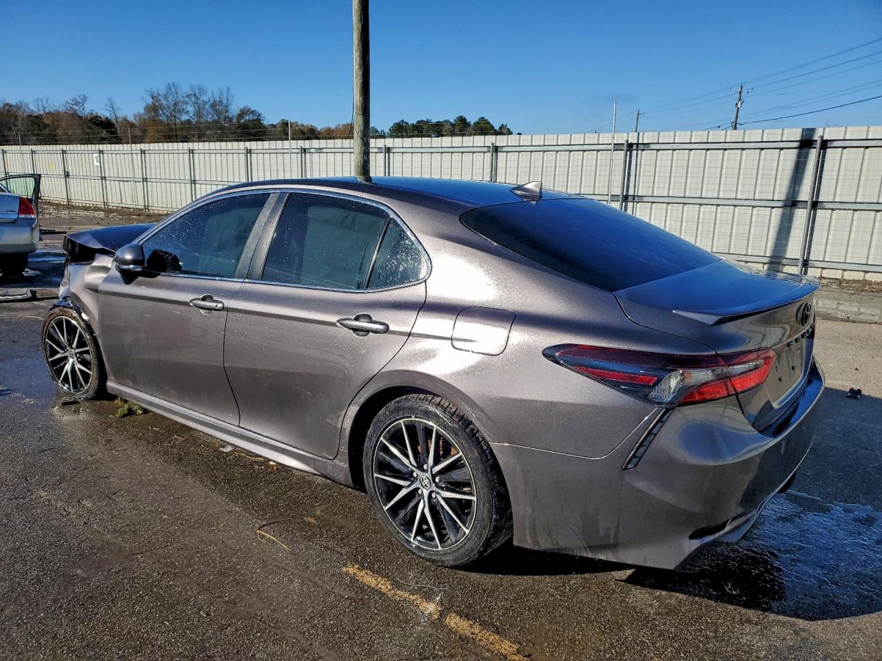 2022 TOYOTA CAMRY SE photo 2