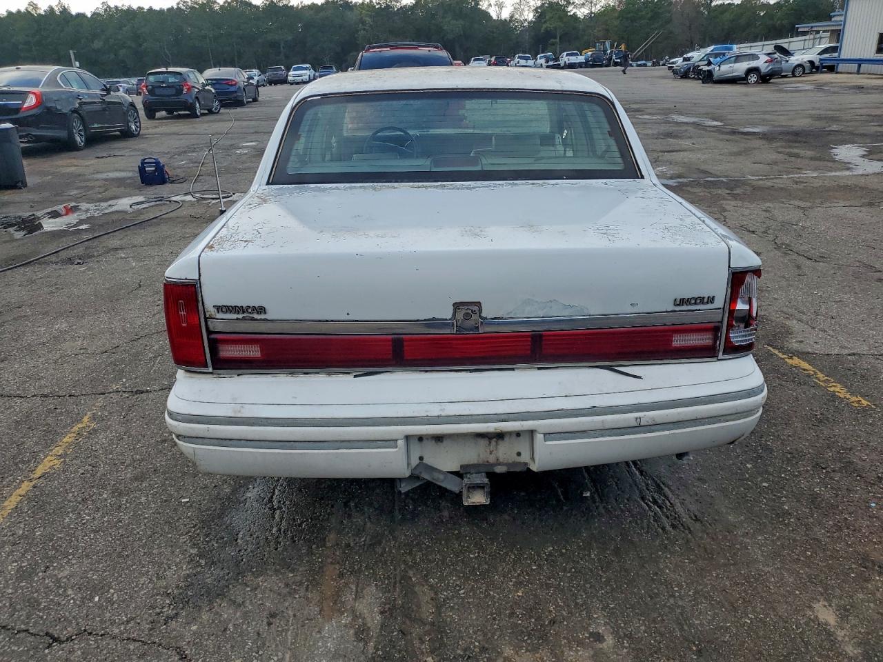 1993 LINCOLN TOWN CAR SIGNATURE photo 6