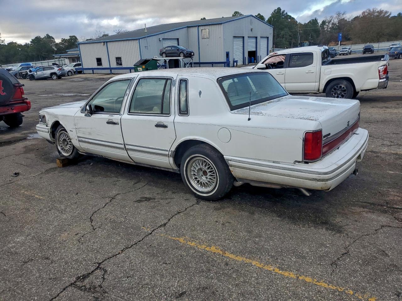1993 LINCOLN TOWN CAR SIGNATURE photo 2
