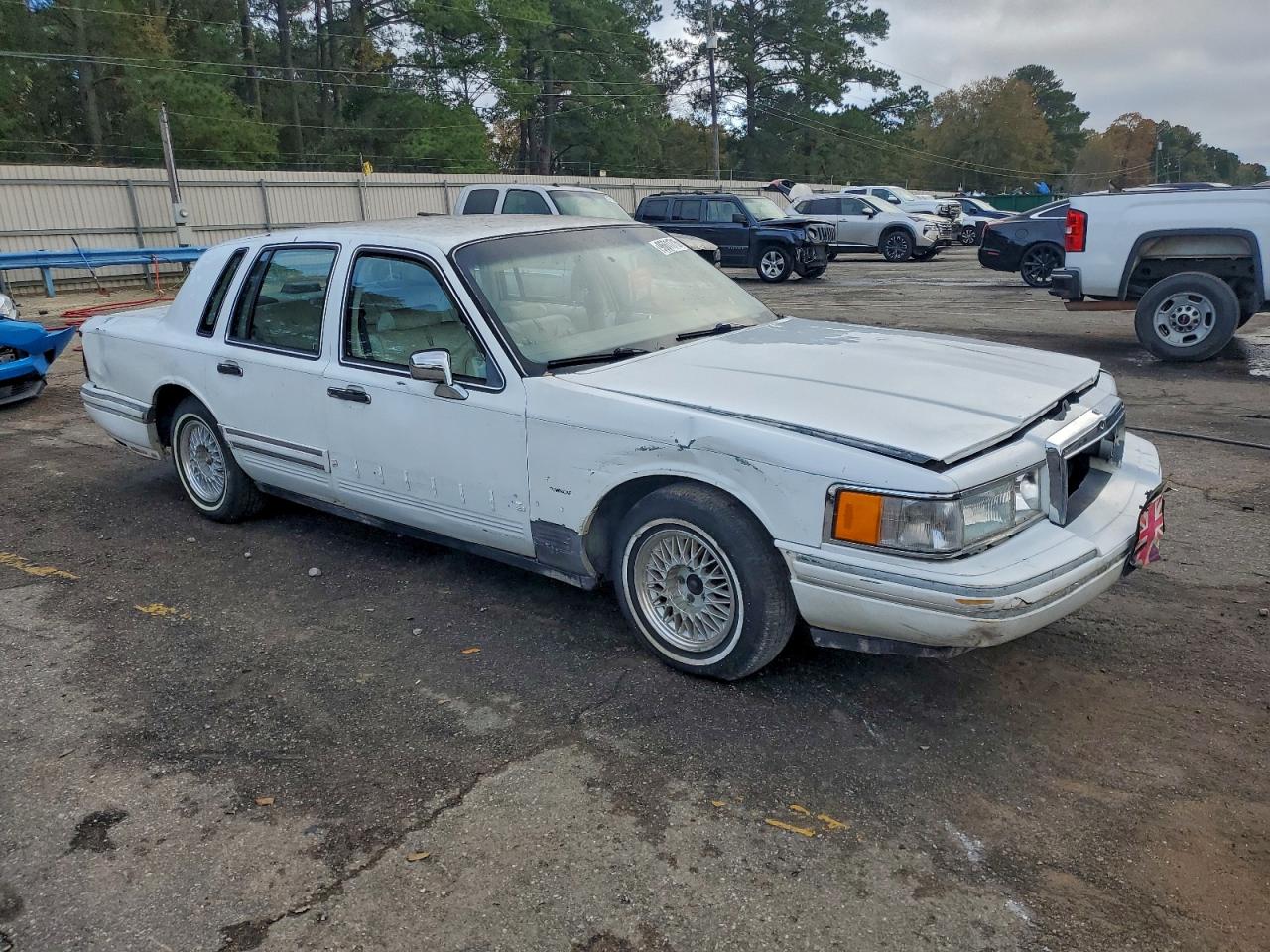 1993 LINCOLN TOWN CAR SIGNATURE photo 4